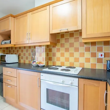 131 - Spacious 2 Bed With Parking Διαμέρισμα