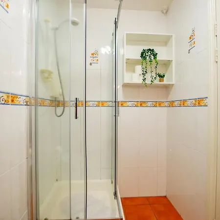 131 - Spacious 2 Bed With Parking Διαμέρισμα *