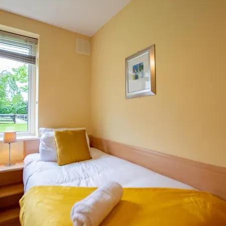 131 - Spacious 2 Bed With Parking Apartman
